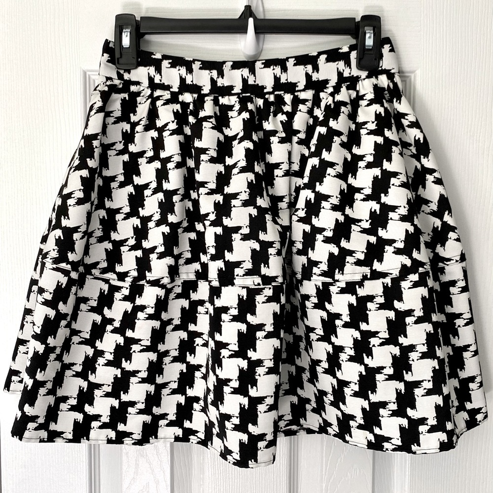 Express Black & White Houndstooth Skirt (size 2)